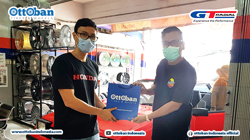 Uya Kuya Pilih Ganti Ban Mobil Di Ottoban Warung Buncit