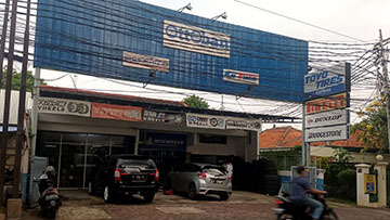 Toko Velg dan Ban Mobil di Haji Nawi, Jakarta Selatan